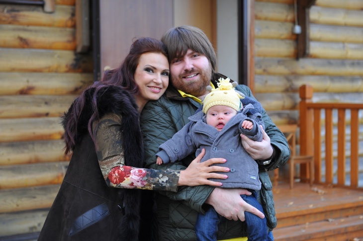 Актриса Эвелина Бледанс, ее супруг продюсер Александр Семин и их сын Семен.