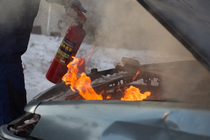 «Это к деньгам»: в Самаре ассенизатор потушил горящий автомобиль 