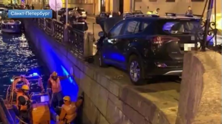 В Петербурге машина с детьми упала в реку
