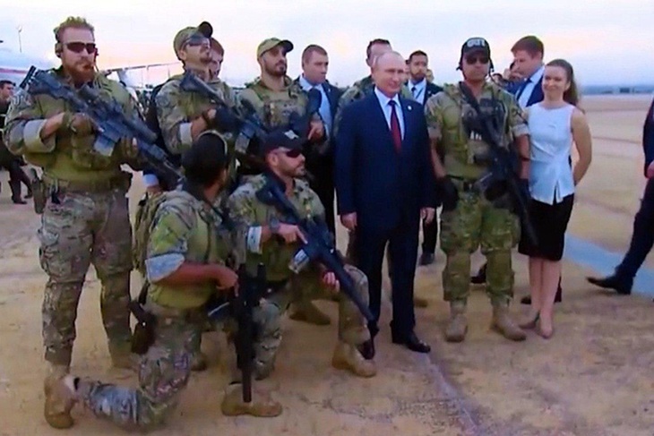 Жест вежливости: СМИ объяснили фото Путина со спецназовцами