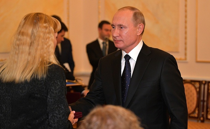 Путин вручает награды вдовам погибших в Северодвинске