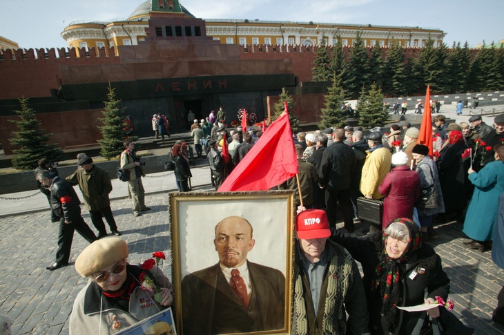 Церемония возложения венков делегацией КПРФ к Мавзолею Владимира Ленина на Красной площади.