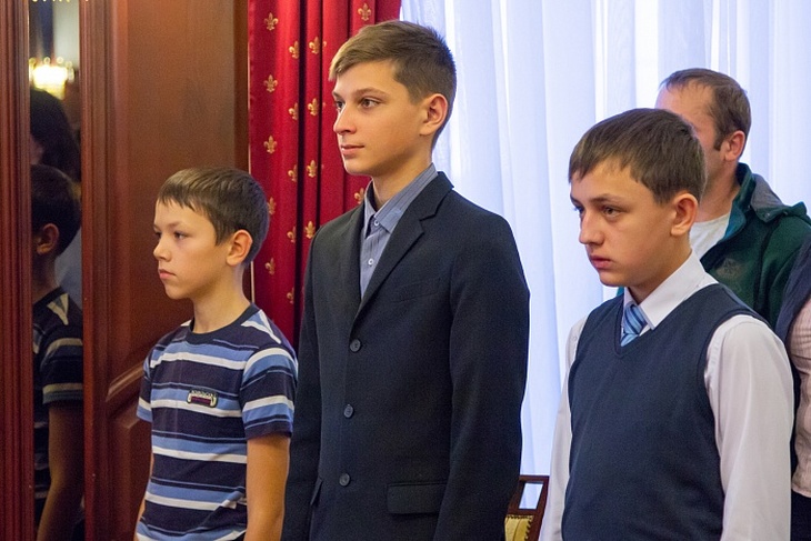 Трое школьников из Кирова получили медали «За мужество в спасении»
