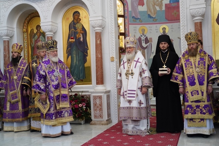 Патриарх Кирилл во время литургии