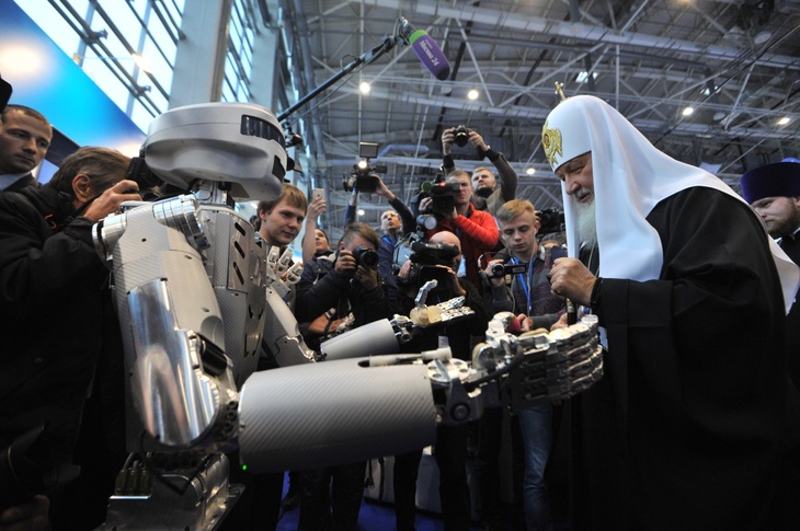 Патриарх Московский и всея Руси Кирилл у робота SAR-401 на выставке инноваций