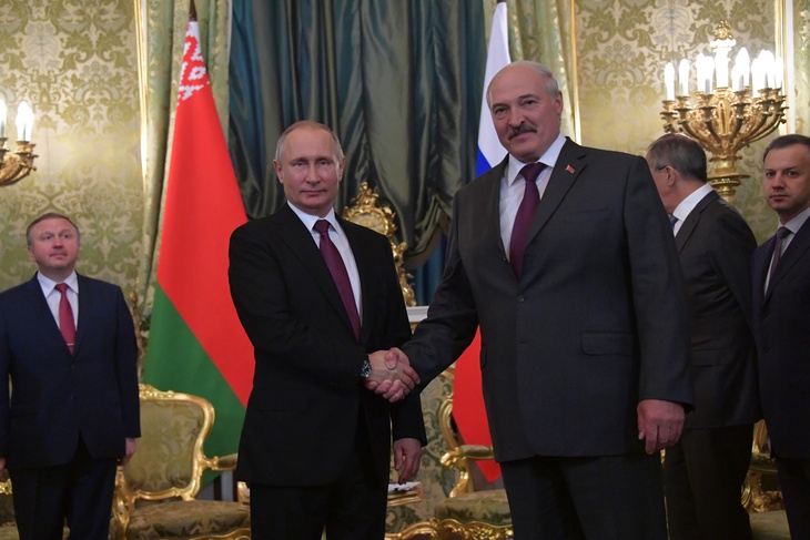 Главы России и Белоруссии пожимают руки