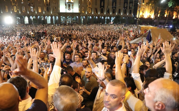 Участники акции протеста перекрыли движение в центре Тбилиси
