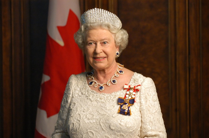 Королева Великобритании Елизавета II в короне