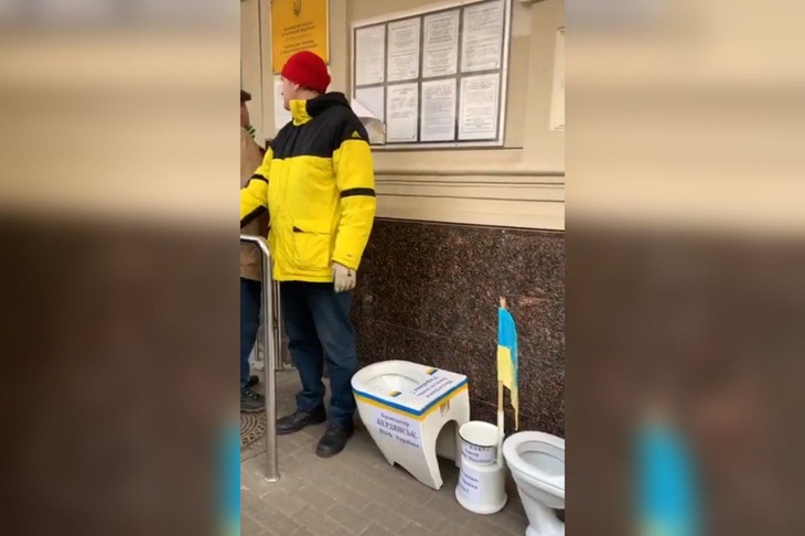 Посольство Украины в Москве «украсили» унитазами, «украденными» с кораблей