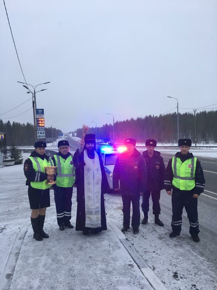 Священник и сотрудники ГИБДД