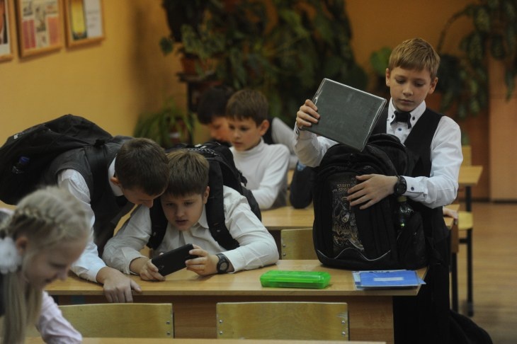 Васильева предложила запретить гаджеты учителям на уроках