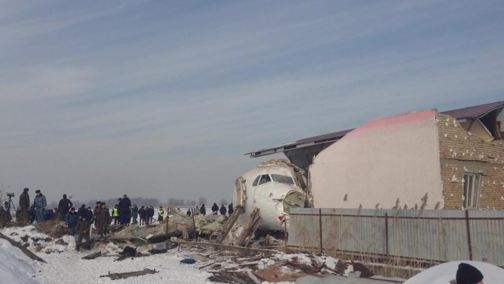 Названы возможные причины крушения самолета в Алма-Ате