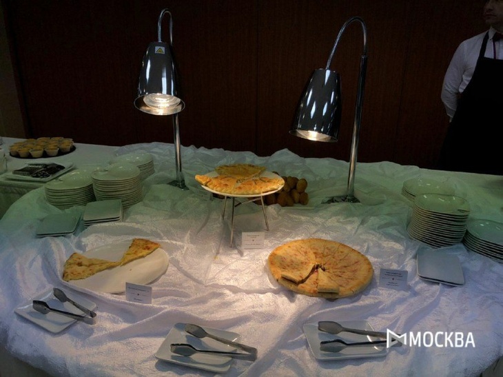 Фуршет для журналистов перед пресс-конференцией Путина