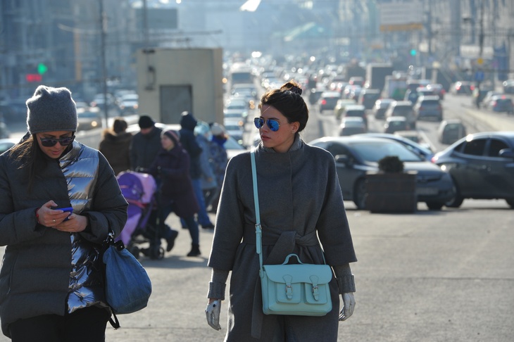 Аномально теплая зима в Москве. Девушки идут по Триумфальной площади.