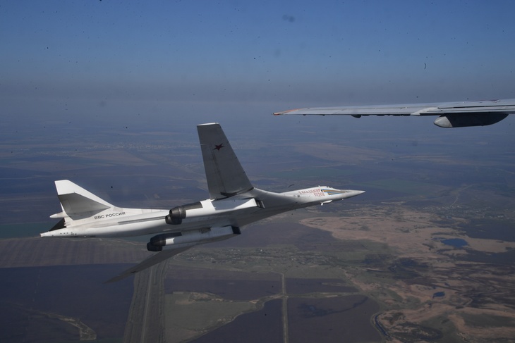 Москва. Стратегический бомбардировщик Ту-160 в воздухе.