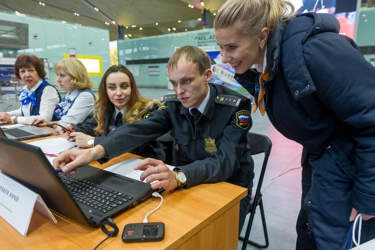 Пассажиры во время проверки наличия возможных долгов через базу судебных приставов в аэропорту `Пулково`.