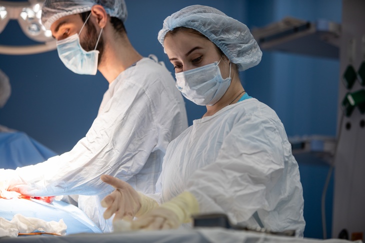 Проведение хирургической операции в операционном блоке. 