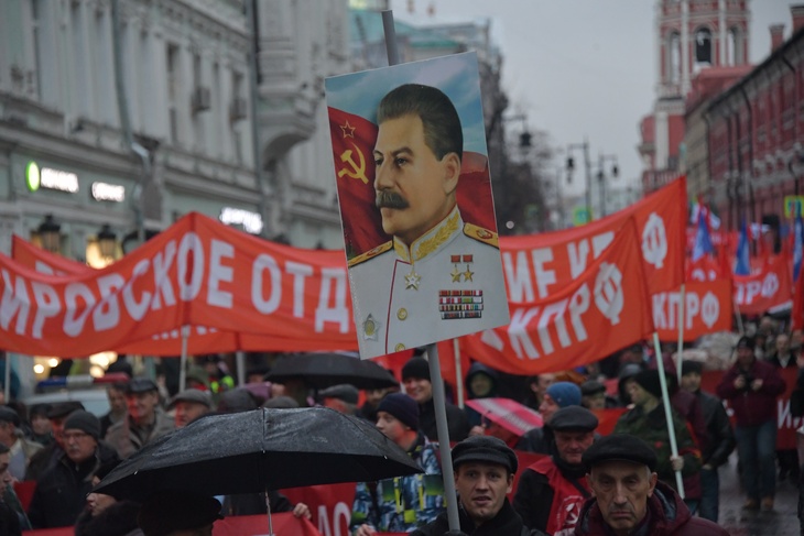 Москва. Участники шествия, посвященного 102-й годовщине Великой Октябрьской социалистической революции.