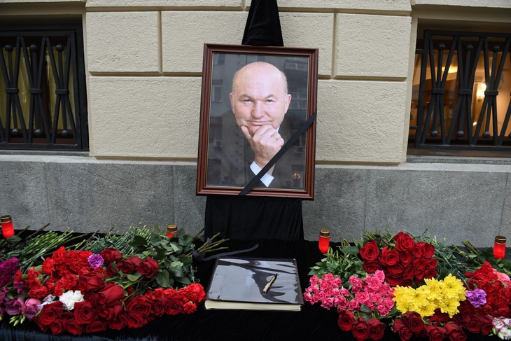 Цветы у здания мэрии в память о бывшем мэре города Юрии Лужкове.