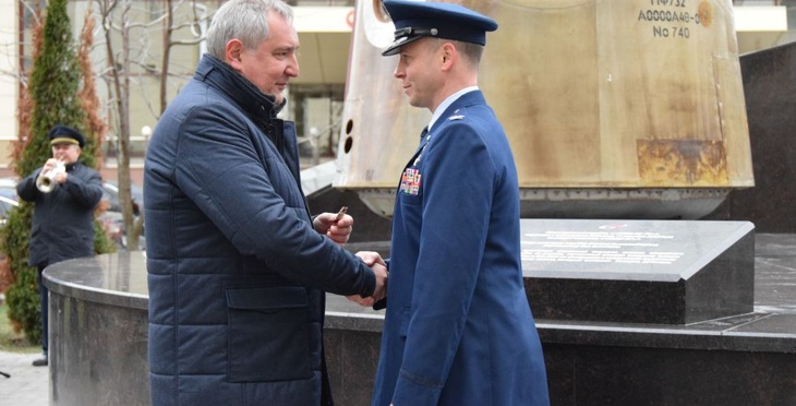 Дмитрий Рогозин вручает награду космонавту Нику Хейгу