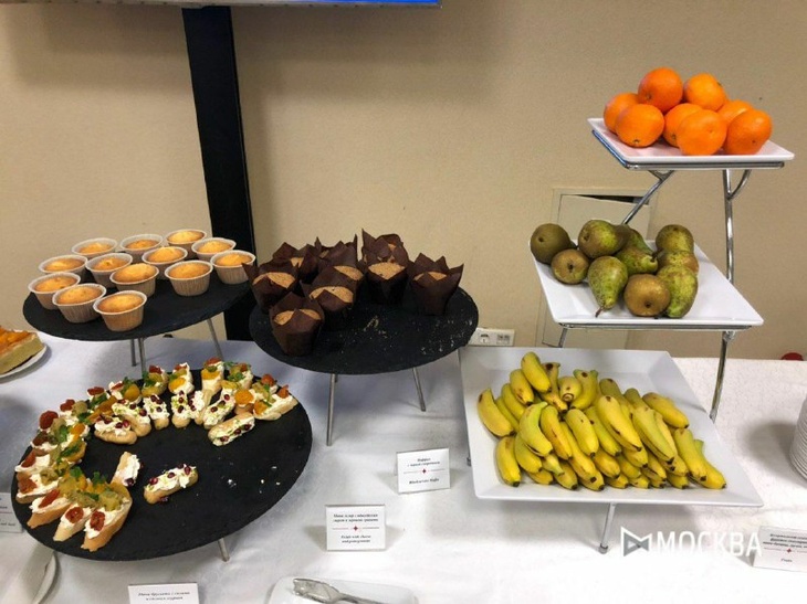 Фуршет для журналистов перед пресс-конференцией Путина