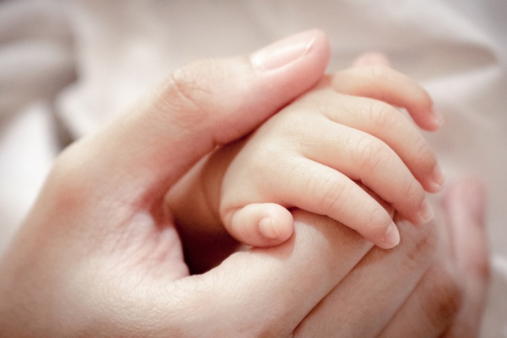 руки матери и ребенка