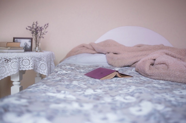 Кровать и книга