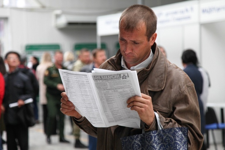 мужчина читает газету