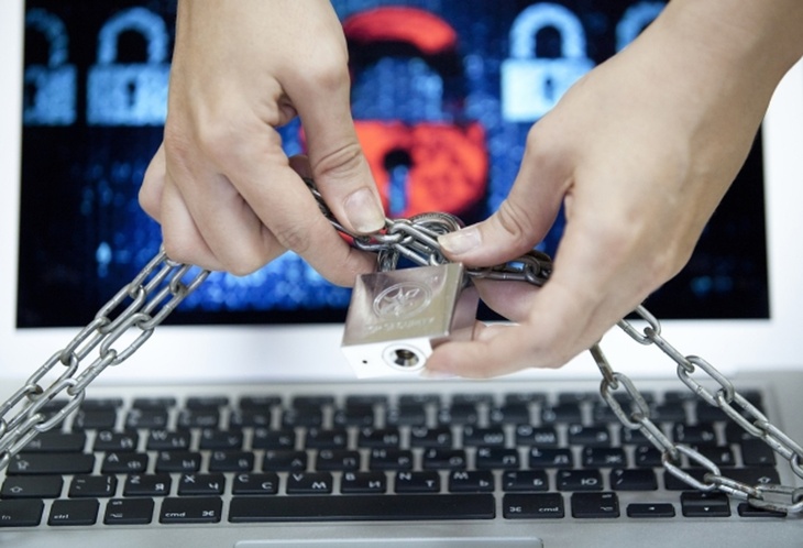 Постановочное фото на тему блокировки сайтов Ноутбук, скованный цепью