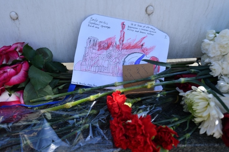 Цветы у посольства Франции в день пожара Нотр-Дама