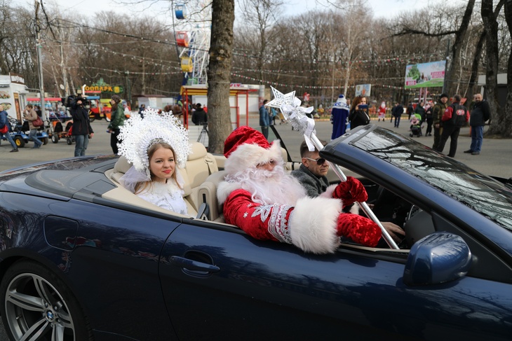 Дед Мороз и Снегурочка в кабриолете