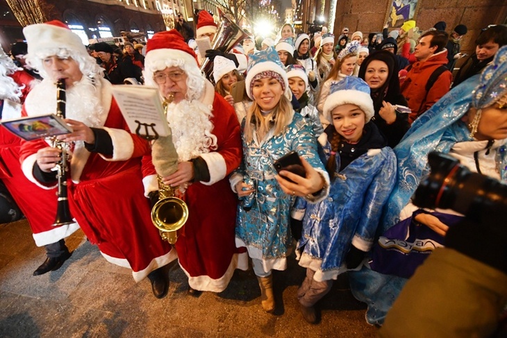 Парад Снегурочек в рамках фестиваля `Путешествие в рождество` в Москве