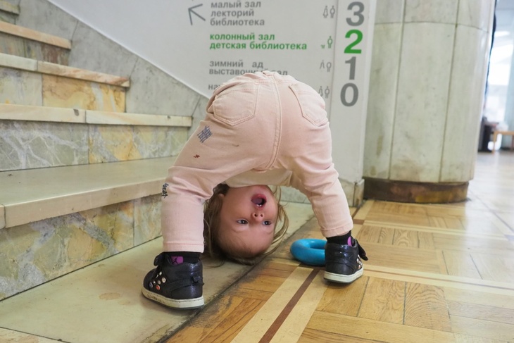 Маленькая девочка в библиотеке