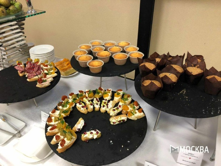 Фуршет для журналистов перед пресс-конференцией Путина