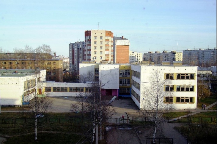 Депутат Госдумы подарил чиновникам вазелин на открытии школы