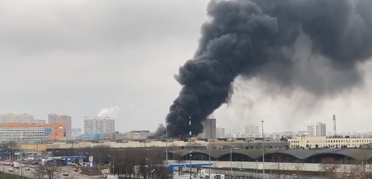 На полыхающем складе в Москве взрываются газовые баллоны