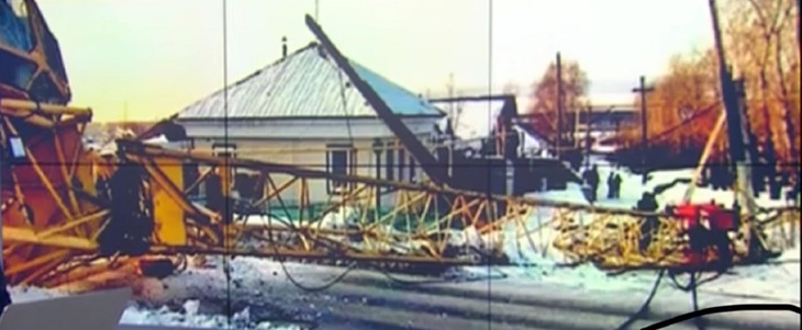 В Свердловской области во время стройки упал башенный кран