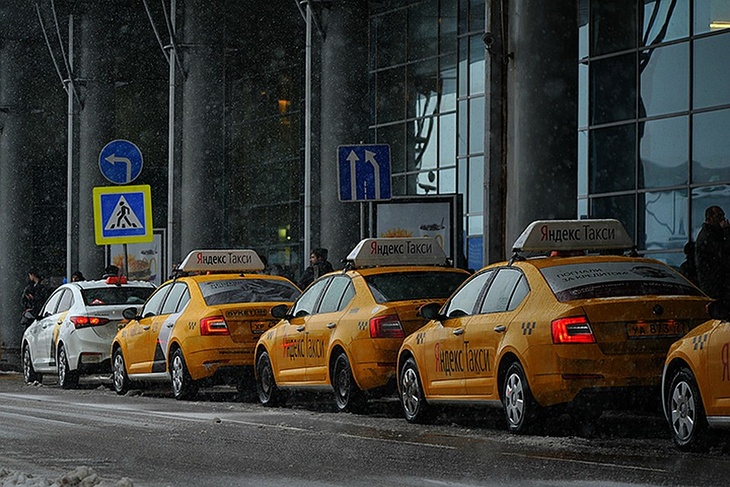 Припаркованные машины такси 
