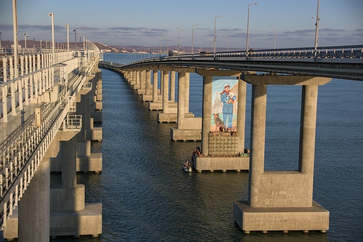 На Крымском мосту появилось граффити с участием его талисманов