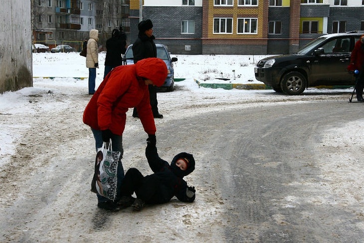 Человек упал на лед