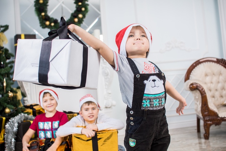Мальчики с новогодними подарками