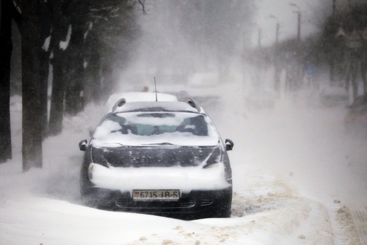 занесенная снегом машина