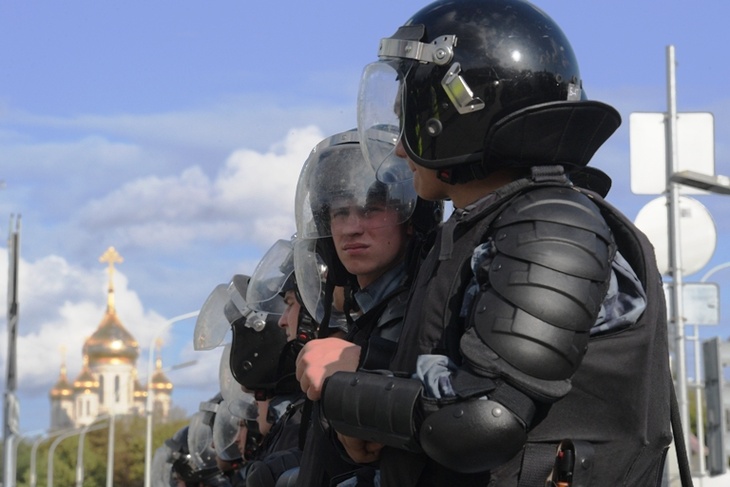 нацгвардейцы на протестной акции в Москве