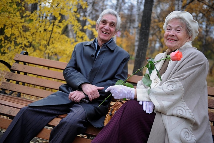 пожилая пара на скамейке в парке