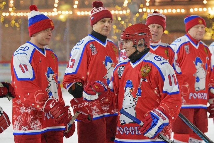 Владимир Путин играет в хоккей
