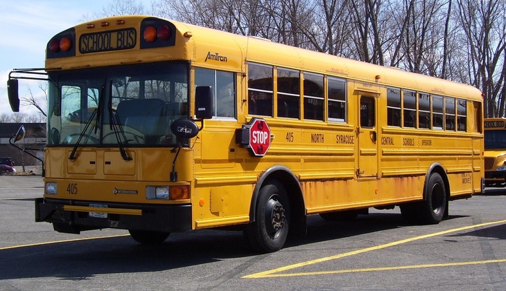 В Минессоте школьный автобус боком проехал по обледенелой дороге