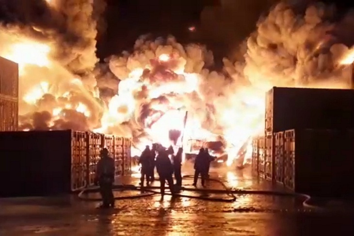 Появились кадры с места пожара огромного ангара в Петербурге