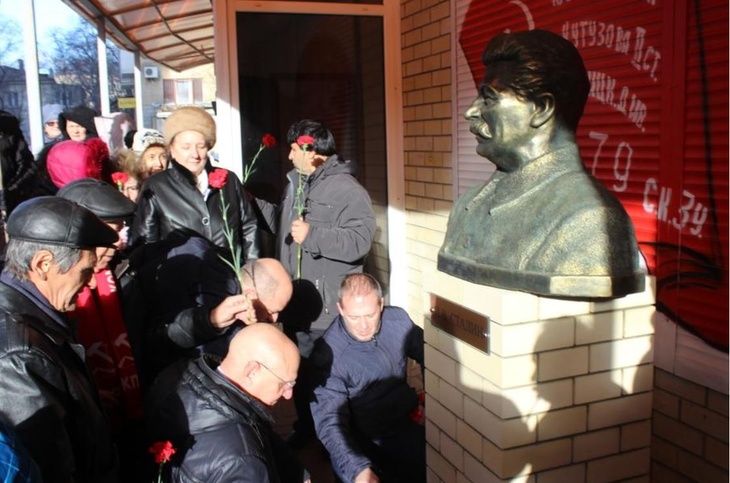 Установили бюст: в Волгограде «поздравили» Сталина с днем рождения