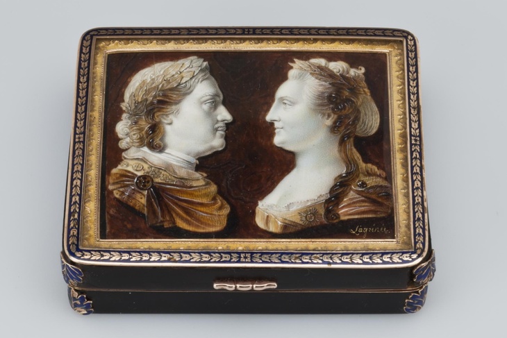 Табакерка с портретами Петра I и Екатерины II Табакерка с портретами Петра I и Екатерины II