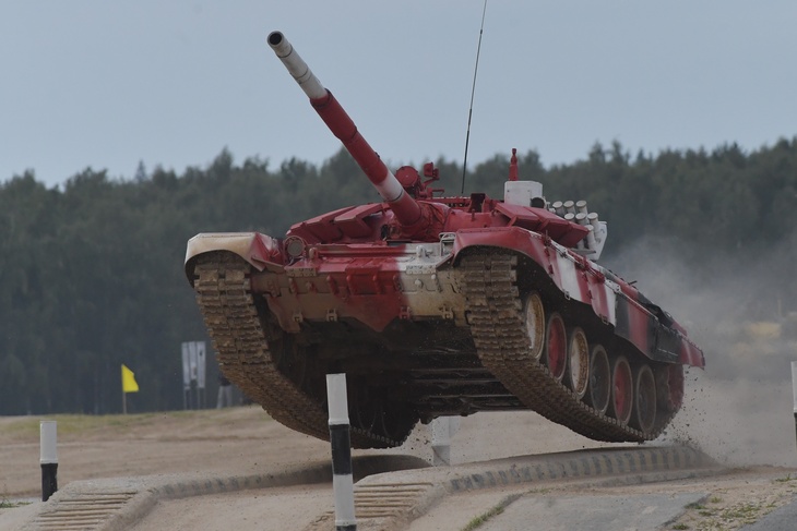Танк Т-72Б3 на соревнованиях `Танковый биатлон`